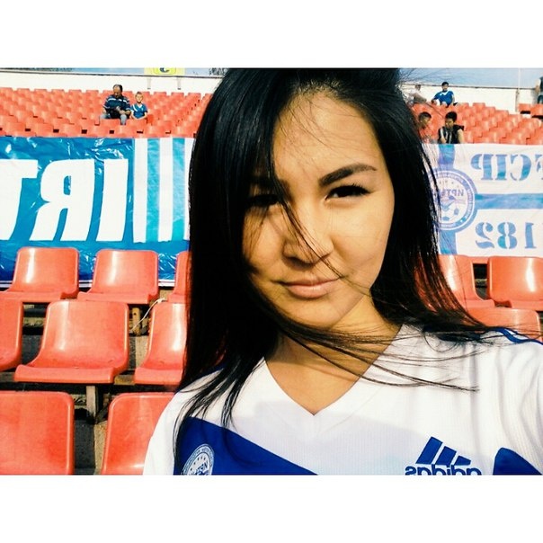 Футболкадағы жалаңаш қыздың суреті