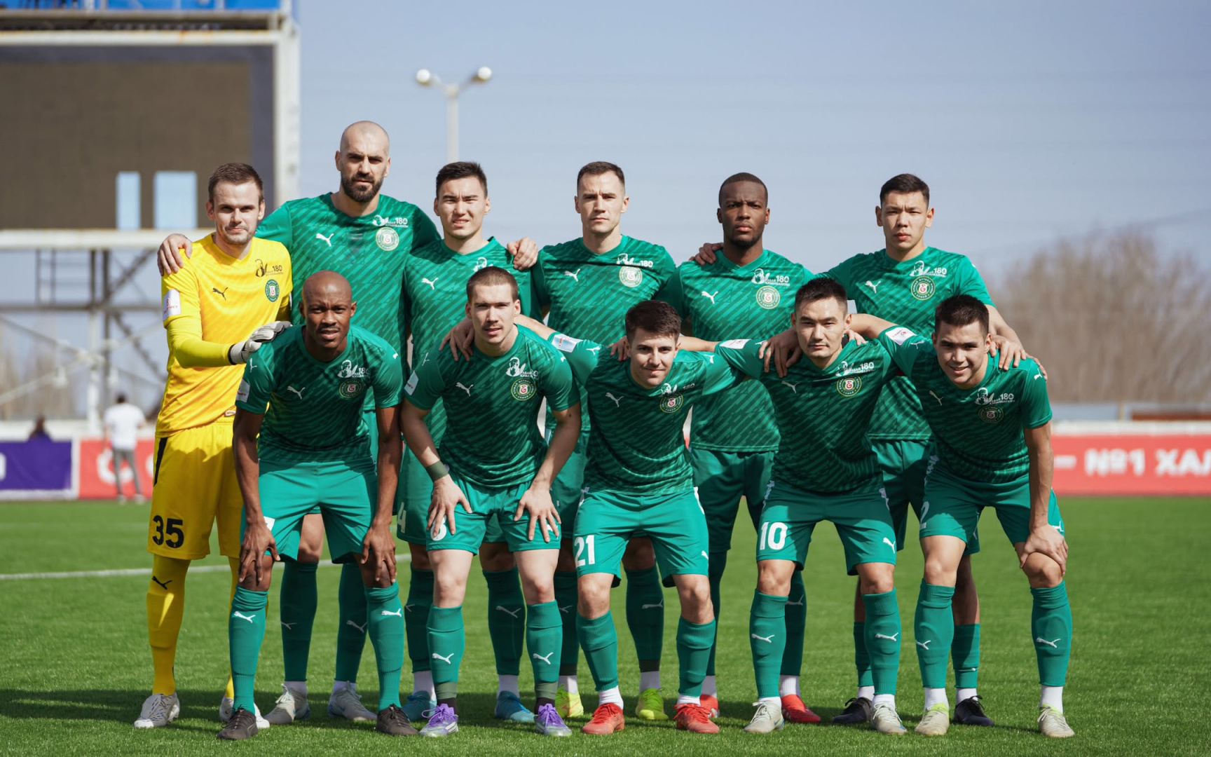 Жіңішке аяқтары бар афроамерикалық әйел бейнеленген порно видео