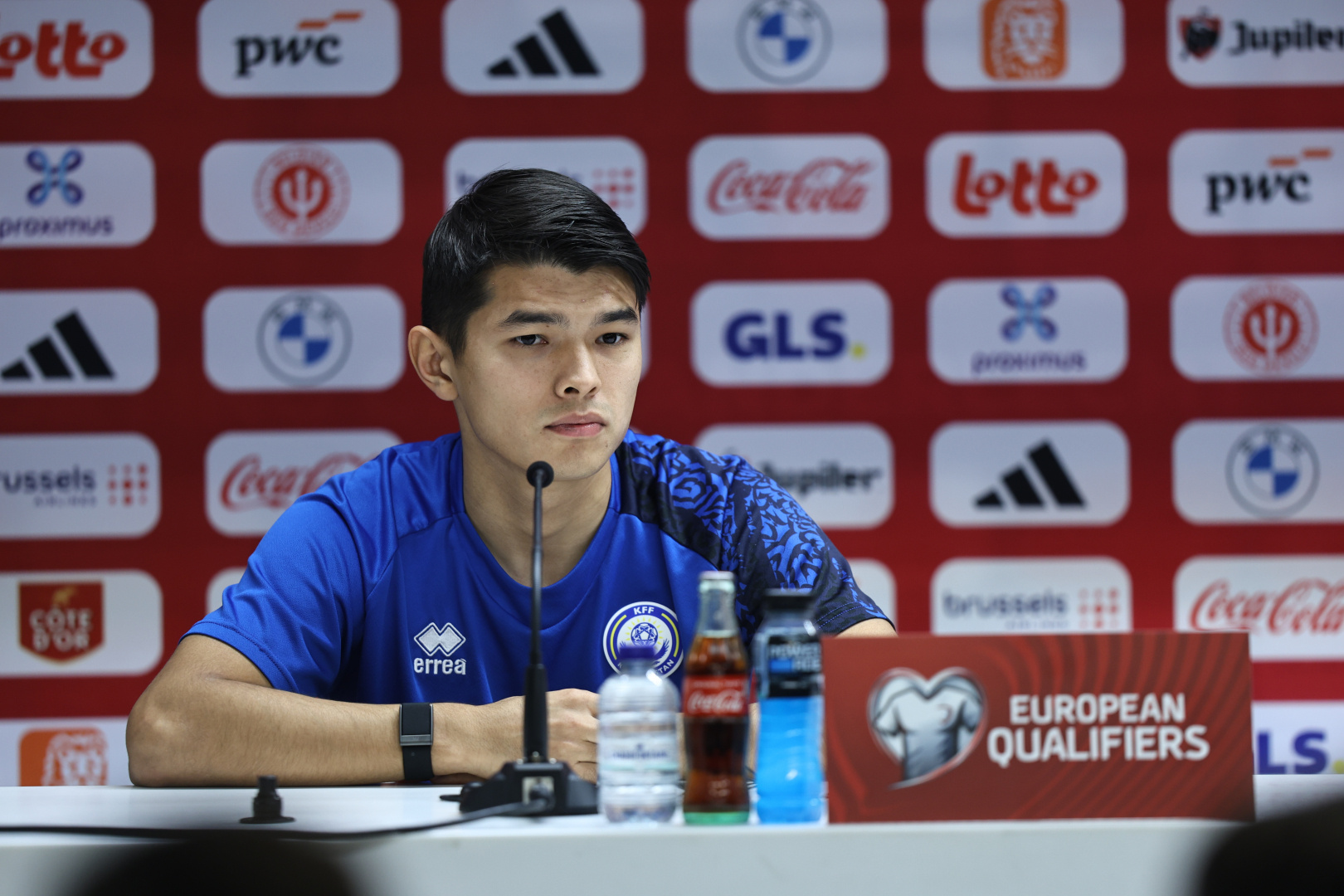 Жалаңаш Наталья Софит Әйелдің ер адамның үстінде пискимен отырған видеосы