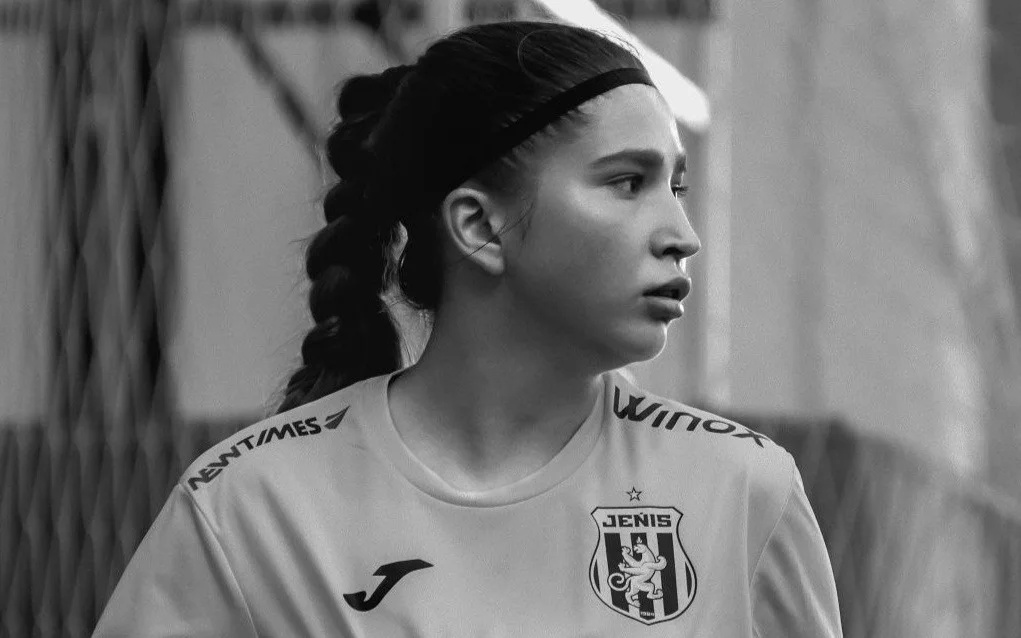 Мөлдір ақ көйлек киген қыз Дәретханада жасырын камера түсіру